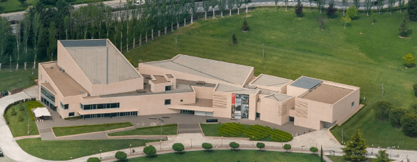 En la imagen, una vista del edificio del Museo, obra del arquitecto Rafael Moneo, en el Campus Universidad de Navarra