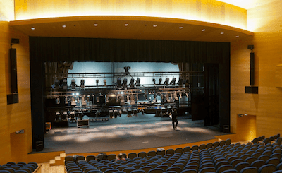El teatro vacío  del Museo Universidad de Navarra se prepara ajustando las varas para la representación. 