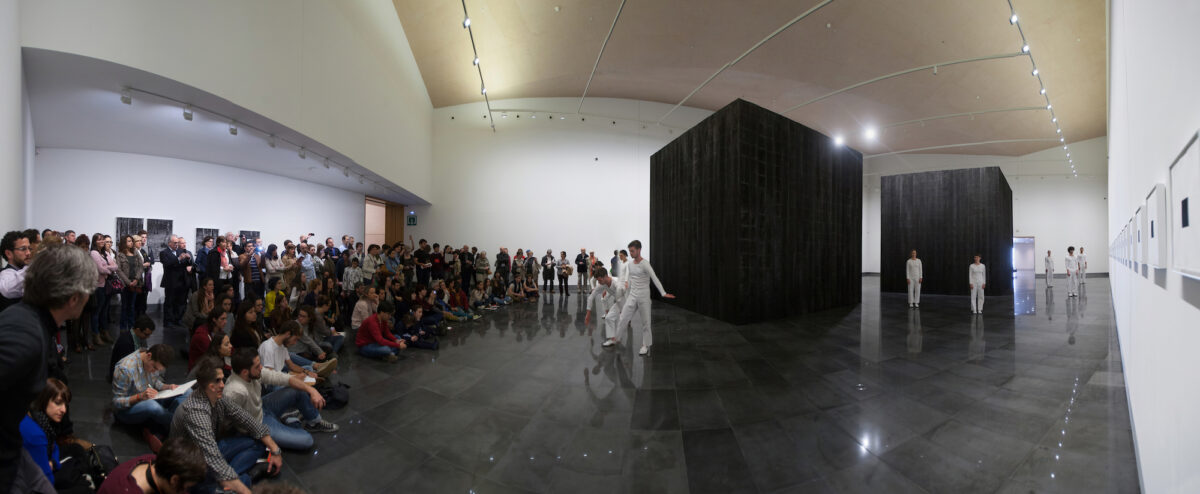 "In Plain Site" Trisha Brown Dance Company. Representado el 18 de abril de 2015 en los espacios expositivos del Museo en las salas donde se exhibía la exposición "The Black Forest" de Íñigo Manglano - Ovalle @Universidad de Navarra, Manuel Castells.