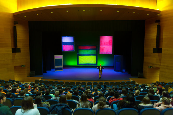 Clausura del proyecto Rothko.50 en el teatro del Museo Universidad de Navarra, el director del programa, Fernando Echari ante los murales del Rothko habla a la audiencia, formada por público infantil