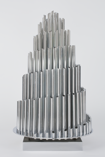 En la imagen, la obra la Torre de Babel de Eusebio Sempere, que forma parte de la colección del Museo Universidad de Navarra y está formada por una espiral ascendente de tubos metálicos de color plateado. 