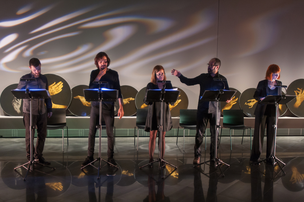 "Hamlet (selección de escenas)" Lectura dramatizada en euskera dirigida por Liuba Cid con los intérpretes Eneko Sagardoy, Josean Bengoetxea, Maiken Beitia, Miren Gaztañaga y Aitor Merino. Representada el 18 de noviembre de 2016 en las salas expositivas del Museo Universidad de Navarra (exposición "Constelaciones de lo intangible" de Luis González Palma) @Museo Universidad de Navarra, Manuel Castells