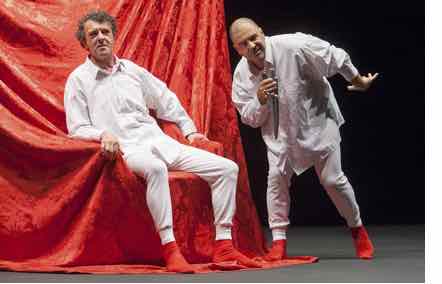 "Shakespeare para ignorantes", Quico Cadaval y Mofa&Befa. Representado el 28 de octubre de 2016 en el teatro del Museo @ Universidad de Navarra, Manuel Castells. en la imagen un actor sentado en una silla con brocado rojo escucha atentamente a otro que declama en posturas forzadas