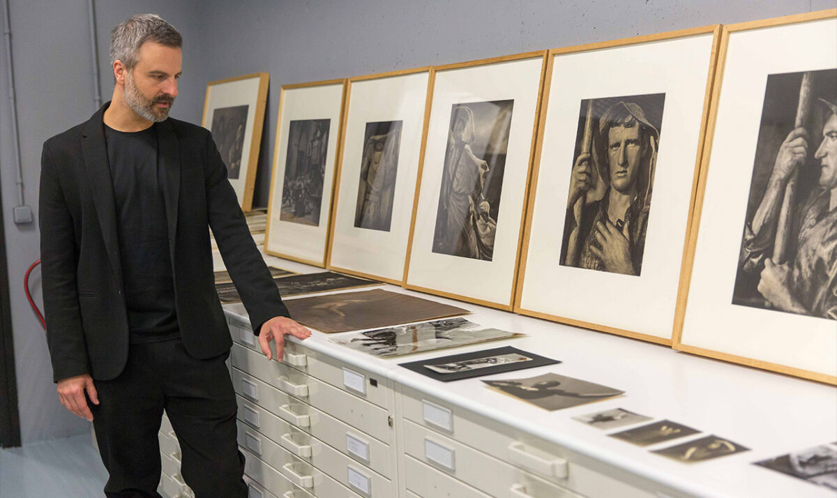 Antonio Ruz contempla las imágenes con alma de Ortiz Echagüe en los archivos del Museo