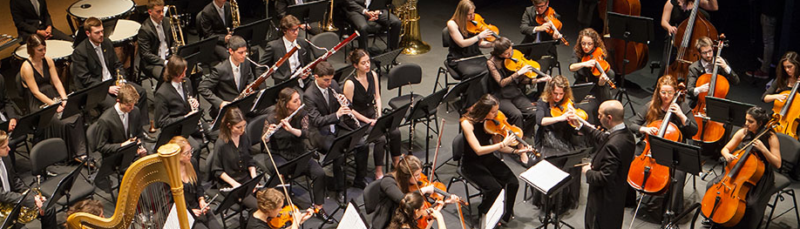 ‘Gaudeamus’, un regalo de los alumnos a los nuevos graduados